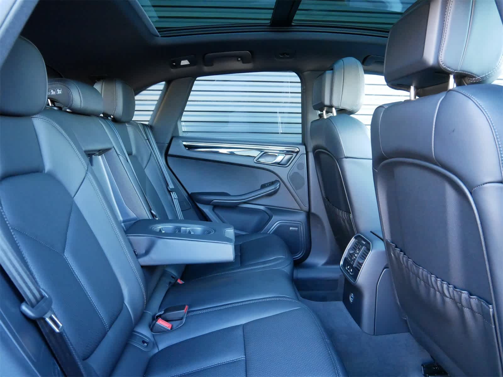 Thumbnail: 2026 Porsche Macan - 27