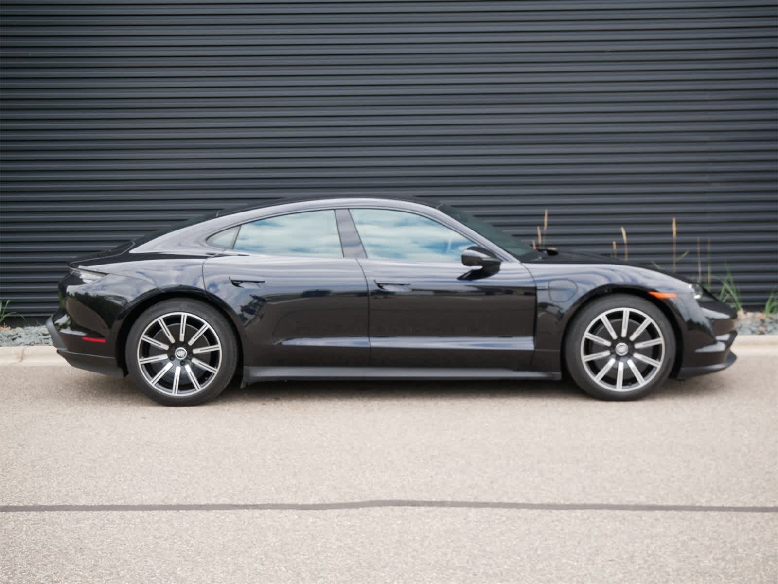 Thumbnail: 2023 Porsche Taycan - 25