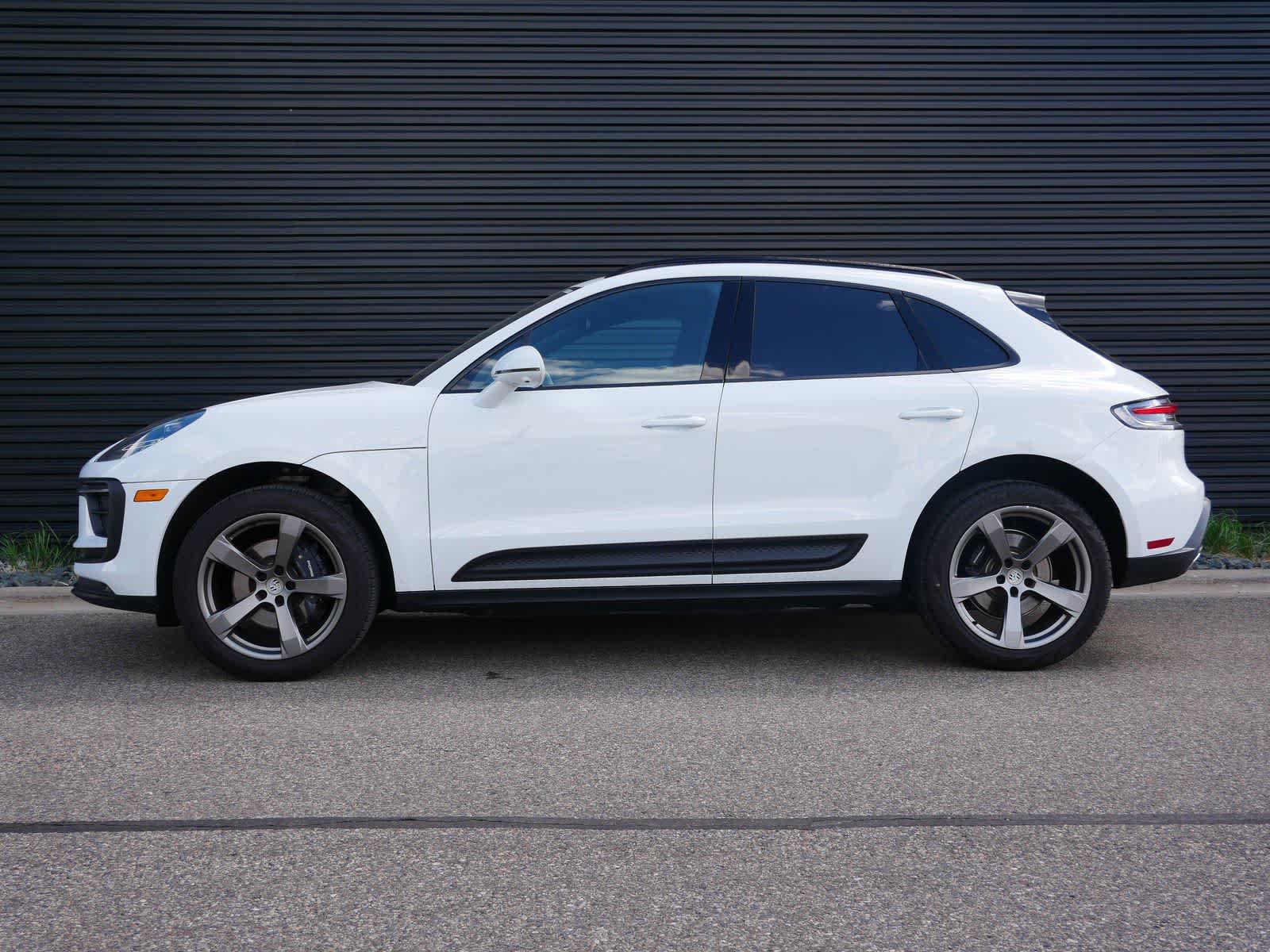 Thumbnail: 2025 Porsche Macan - 2