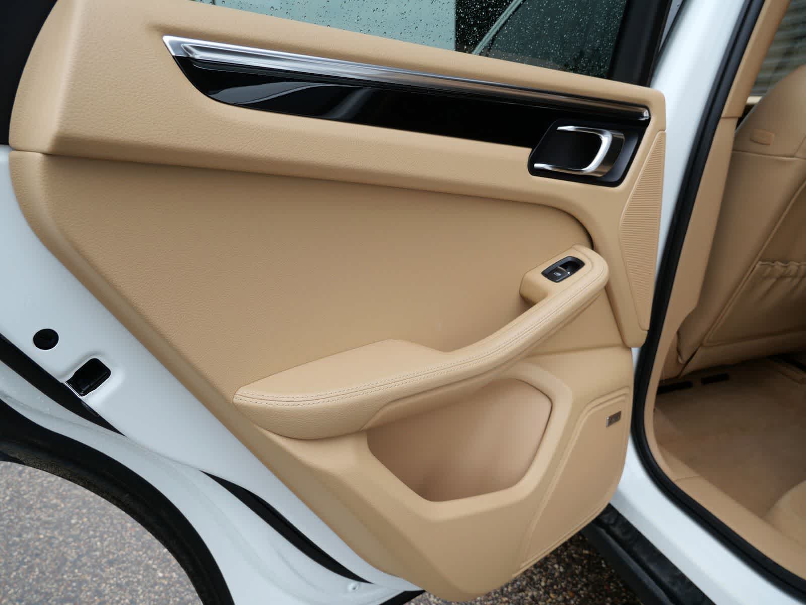 Thumbnail: 2015 Porsche Macan - 12