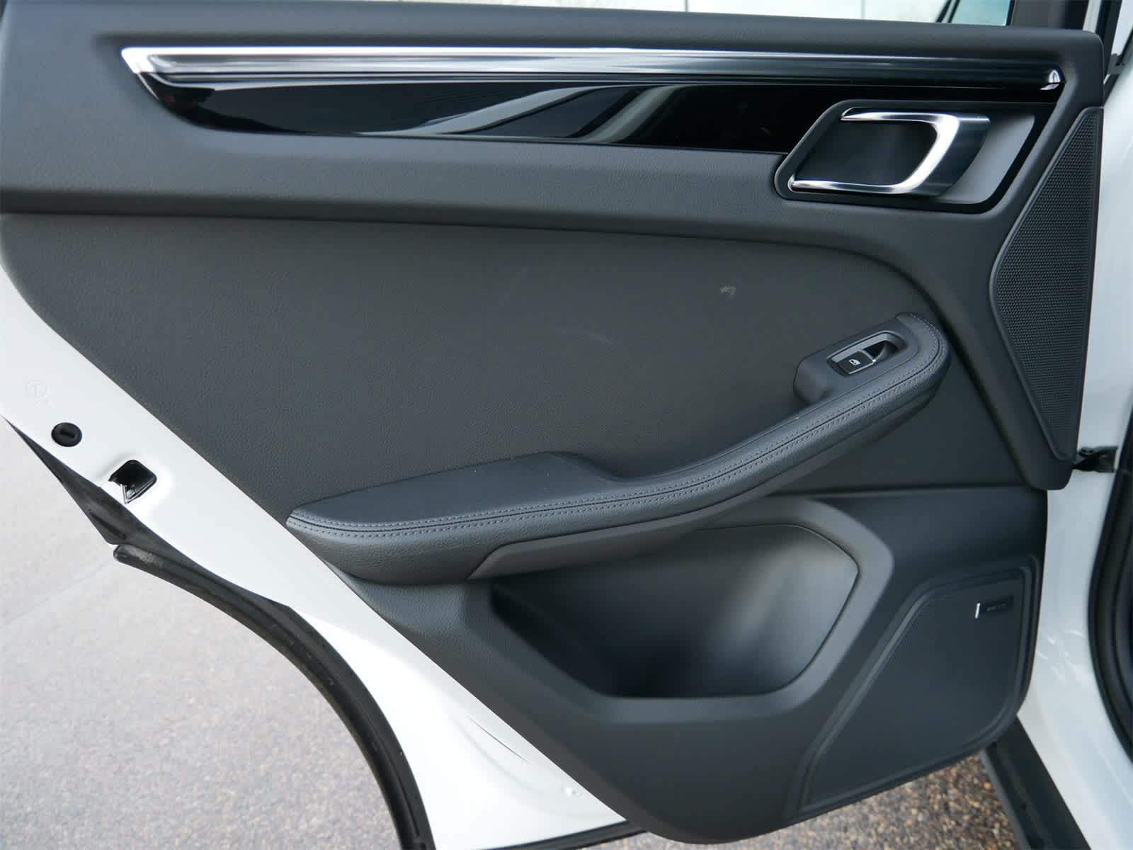 Thumbnail: 2025 Porsche Macan - 12