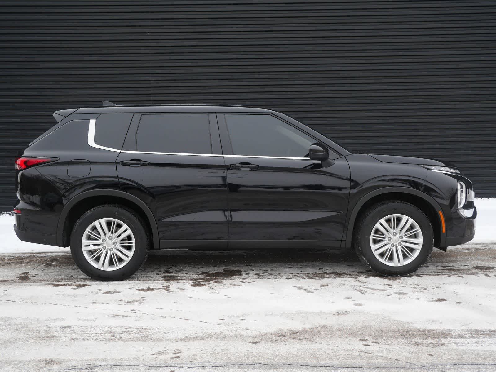 Thumbnail: 2024 Mitsubishi Outlander - 26