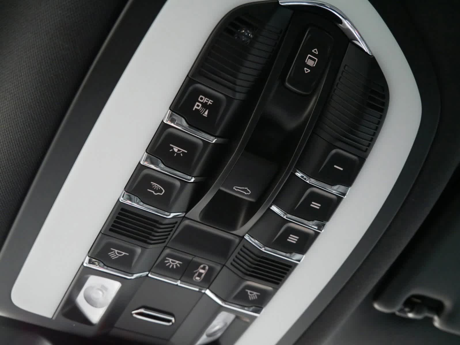 Thumbnail: 2025 Porsche Macan - 16