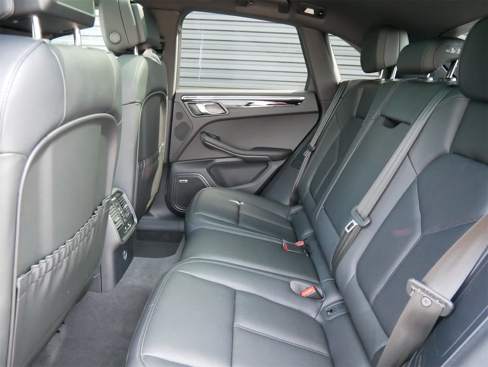 Thumbnail: 2025 Porsche Macan - 6