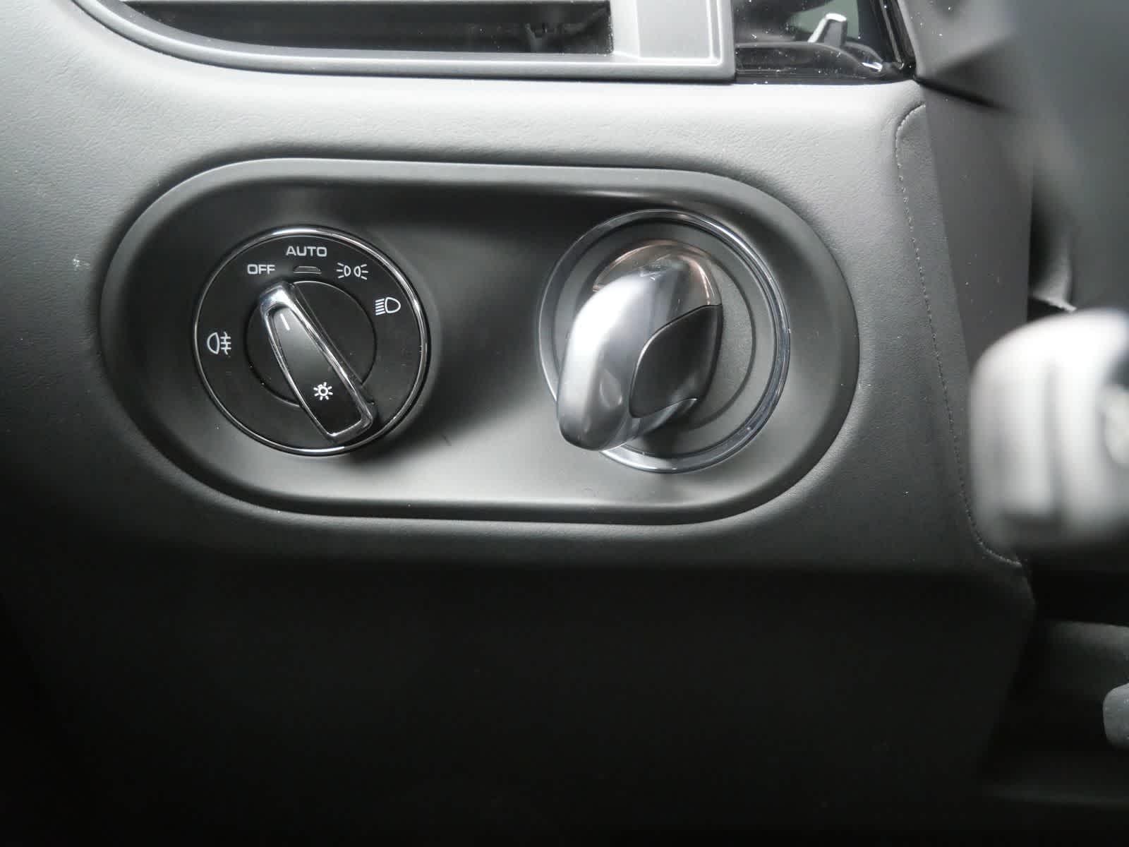 Thumbnail: 2023 Porsche Macan - 15