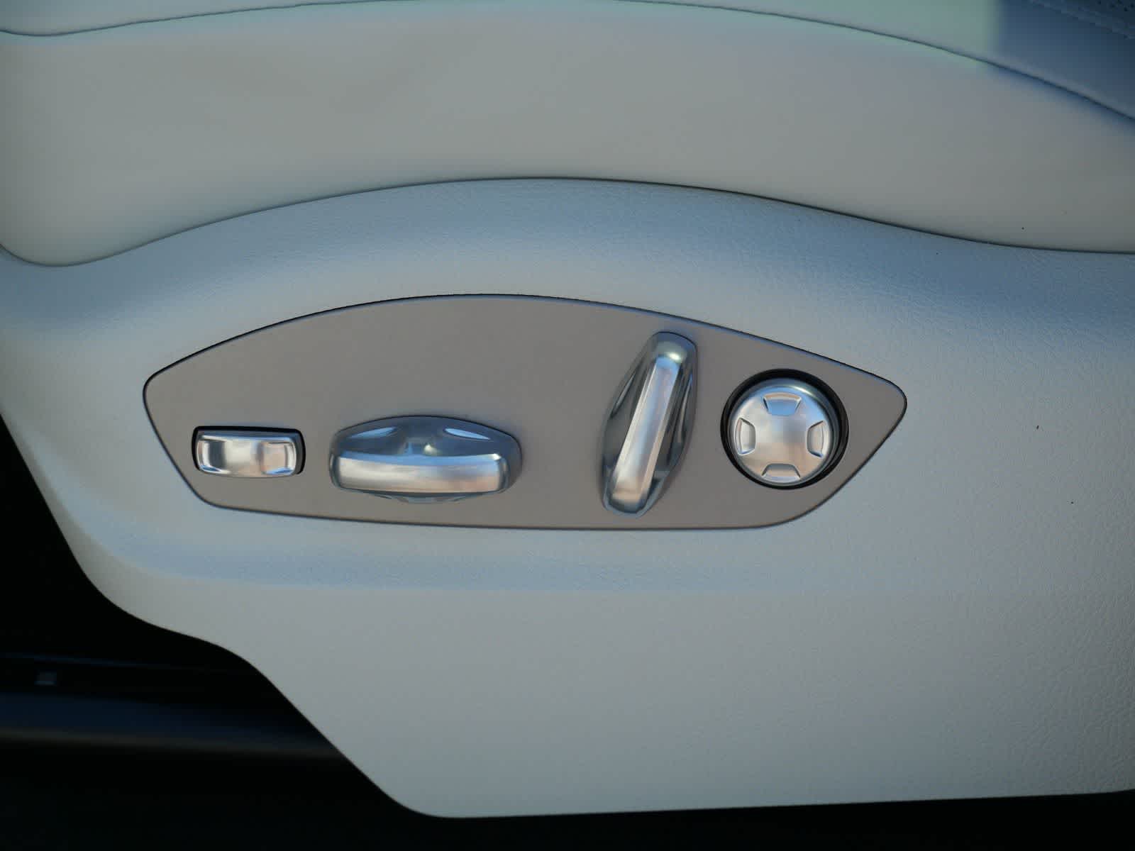 Thumbnail: 2026 Porsche Macan - 10