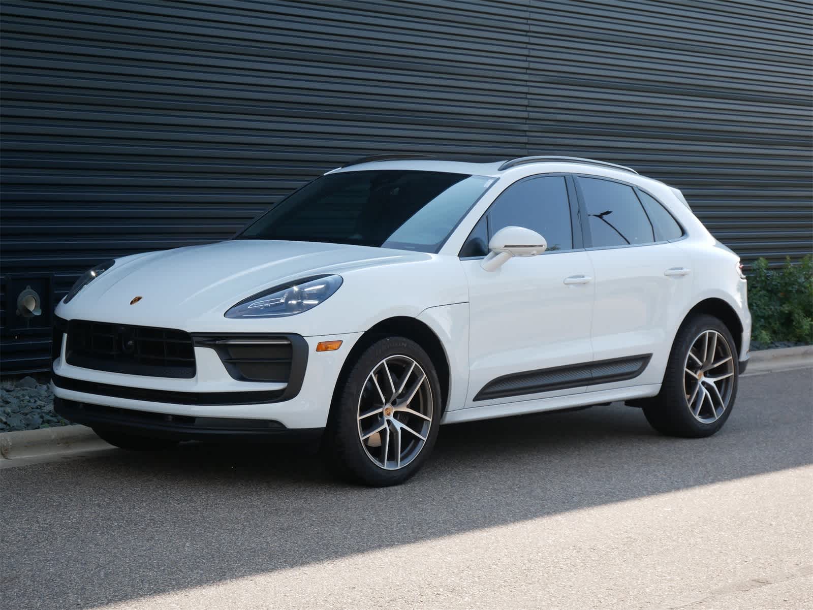 Thumbnail: 2023 Porsche Macan - 1