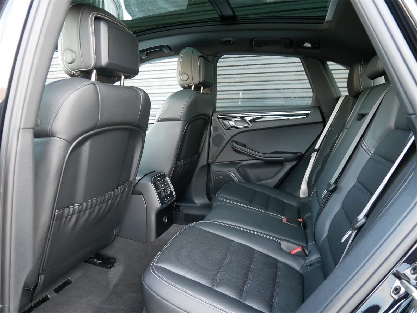 Thumbnail: 2025 Porsche Macan - 11