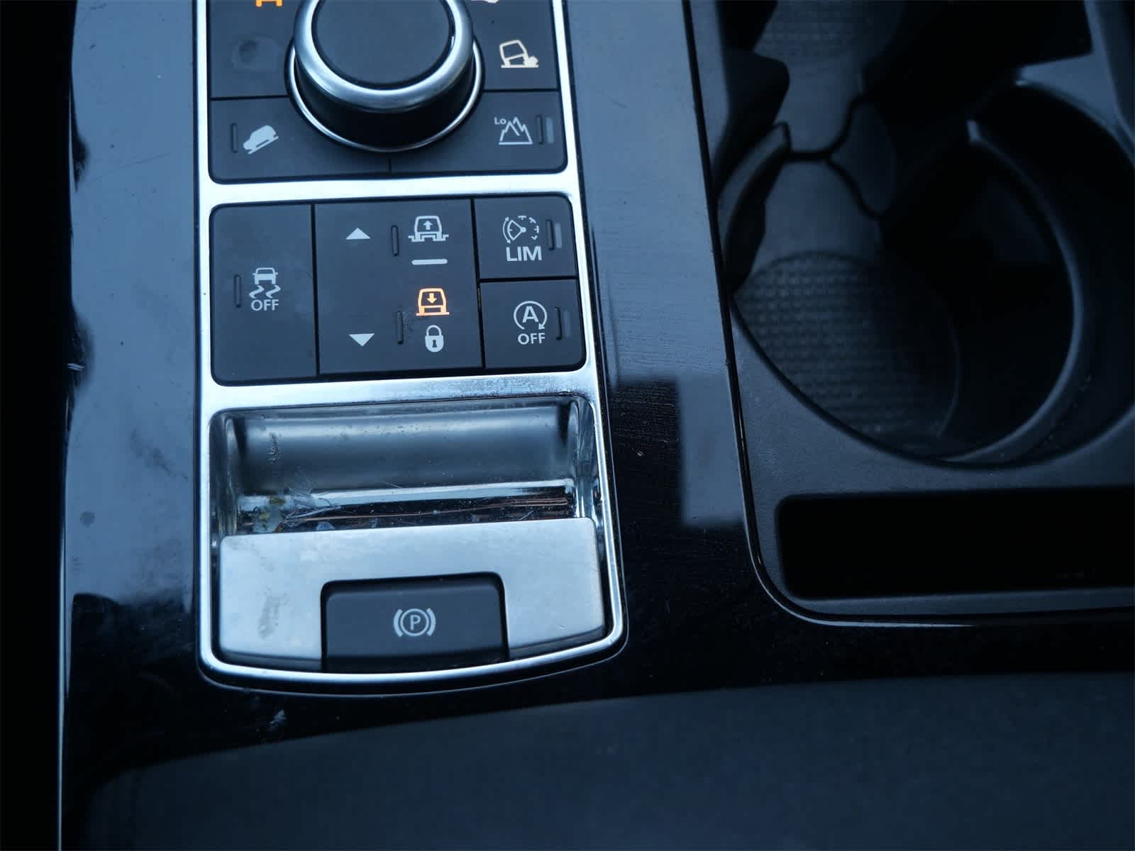 Thumbnail: 2018 Land Rover Discovery - 16