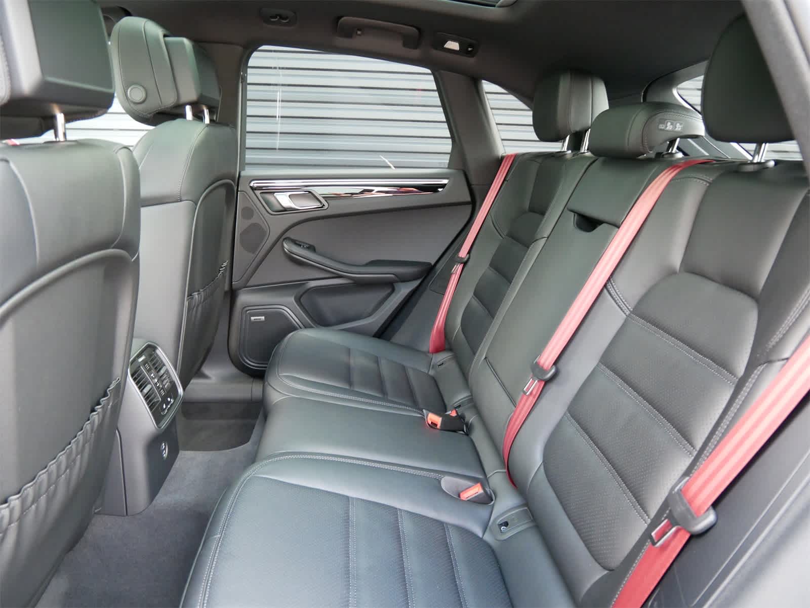 Thumbnail: 2025 Porsche Macan - 6