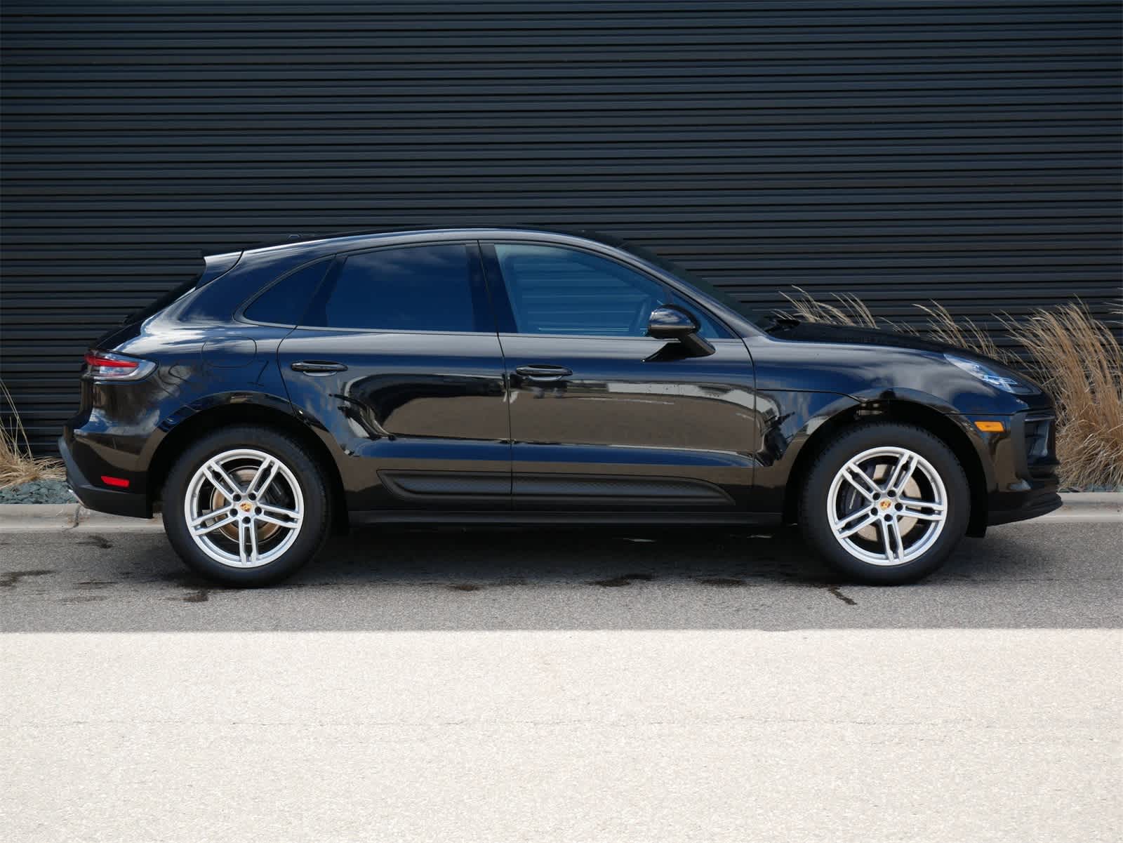 2024 Porsche Macan Base 25