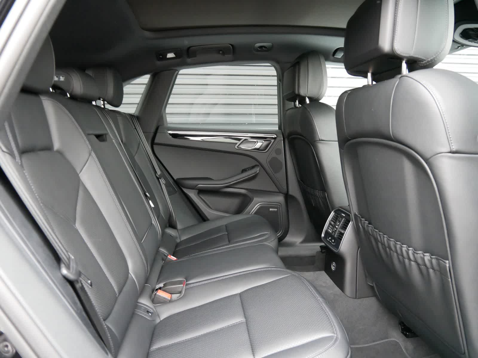 Thumbnail: 2025 Porsche Macan - 27