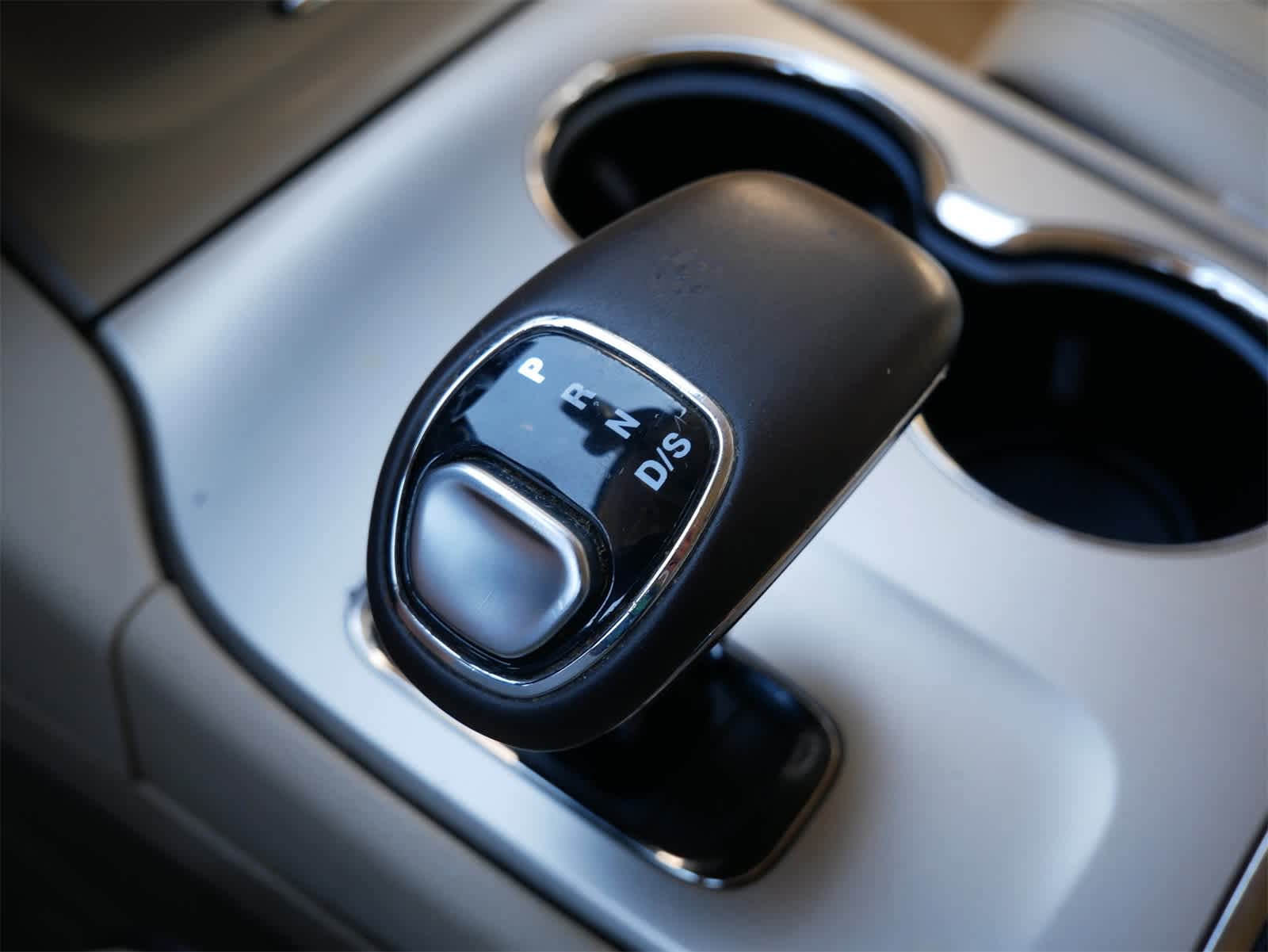 2014 Jeep Grand Cherokee Overland 16