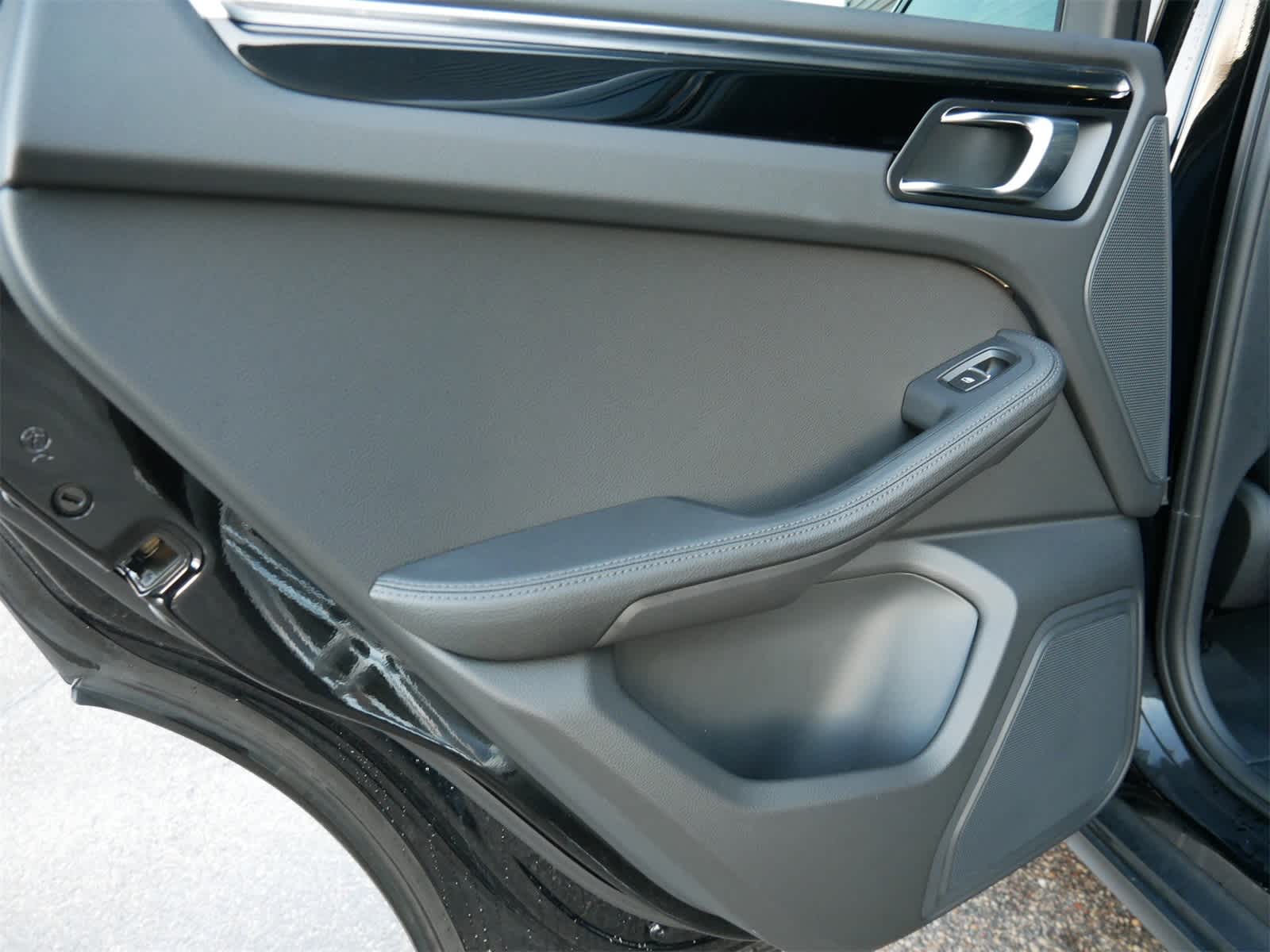 Thumbnail: 2025 Porsche Macan - 12