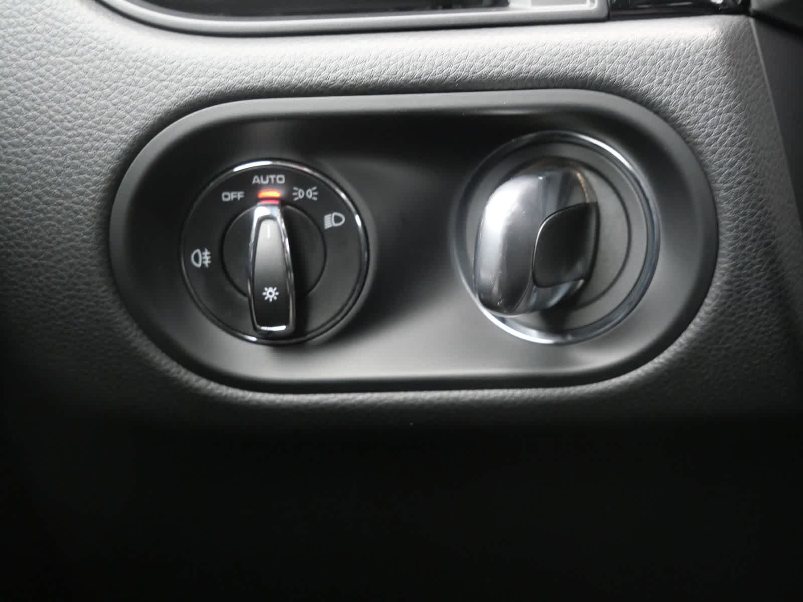 Thumbnail: 2026 Porsche Macan - 15