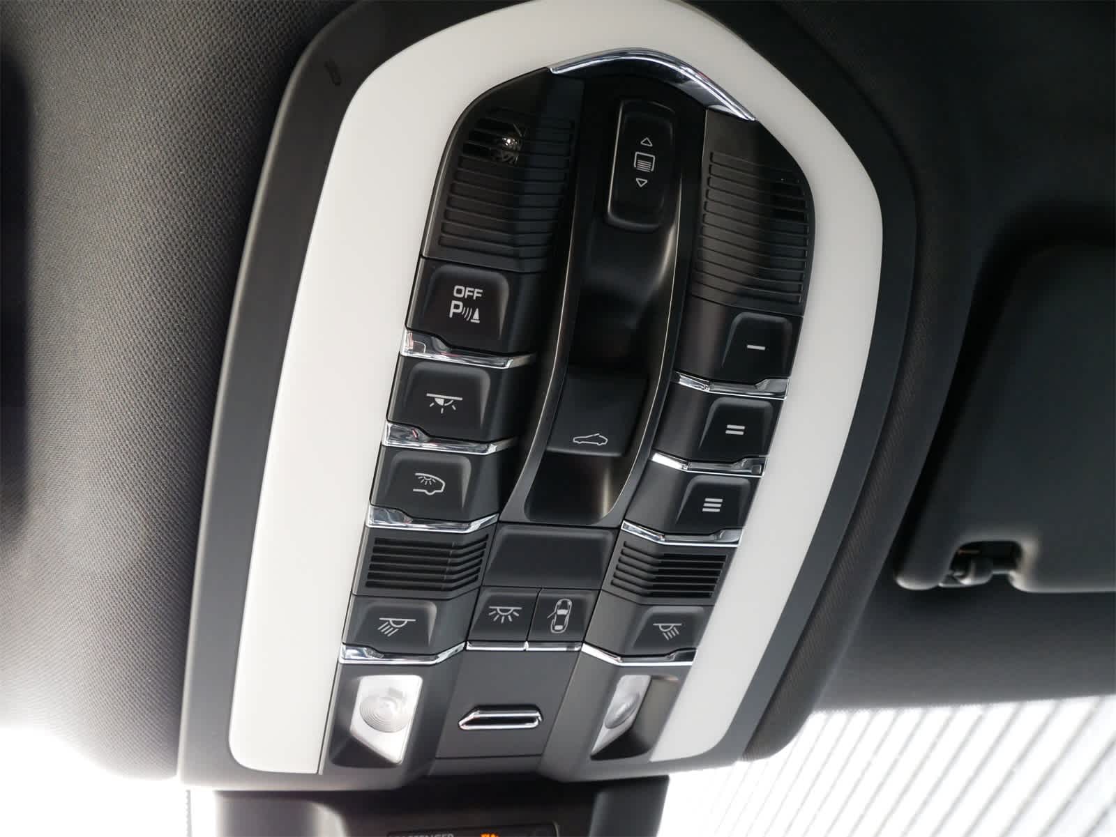 Thumbnail: 2018 Porsche Macan - 17