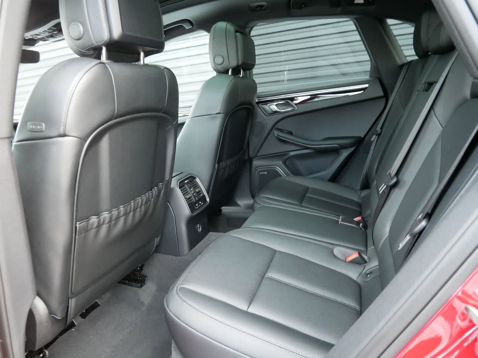 Thumbnail: 2026 Porsche Macan - 10