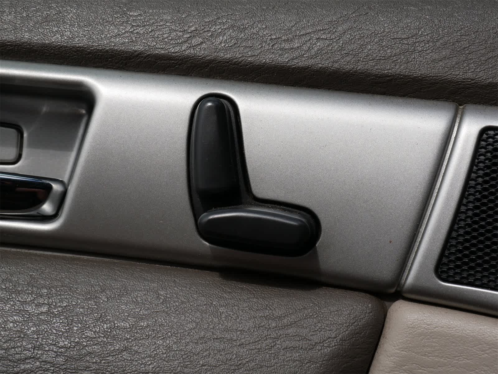 Thumbnail: 2006 Chrysler Pacifica - 12