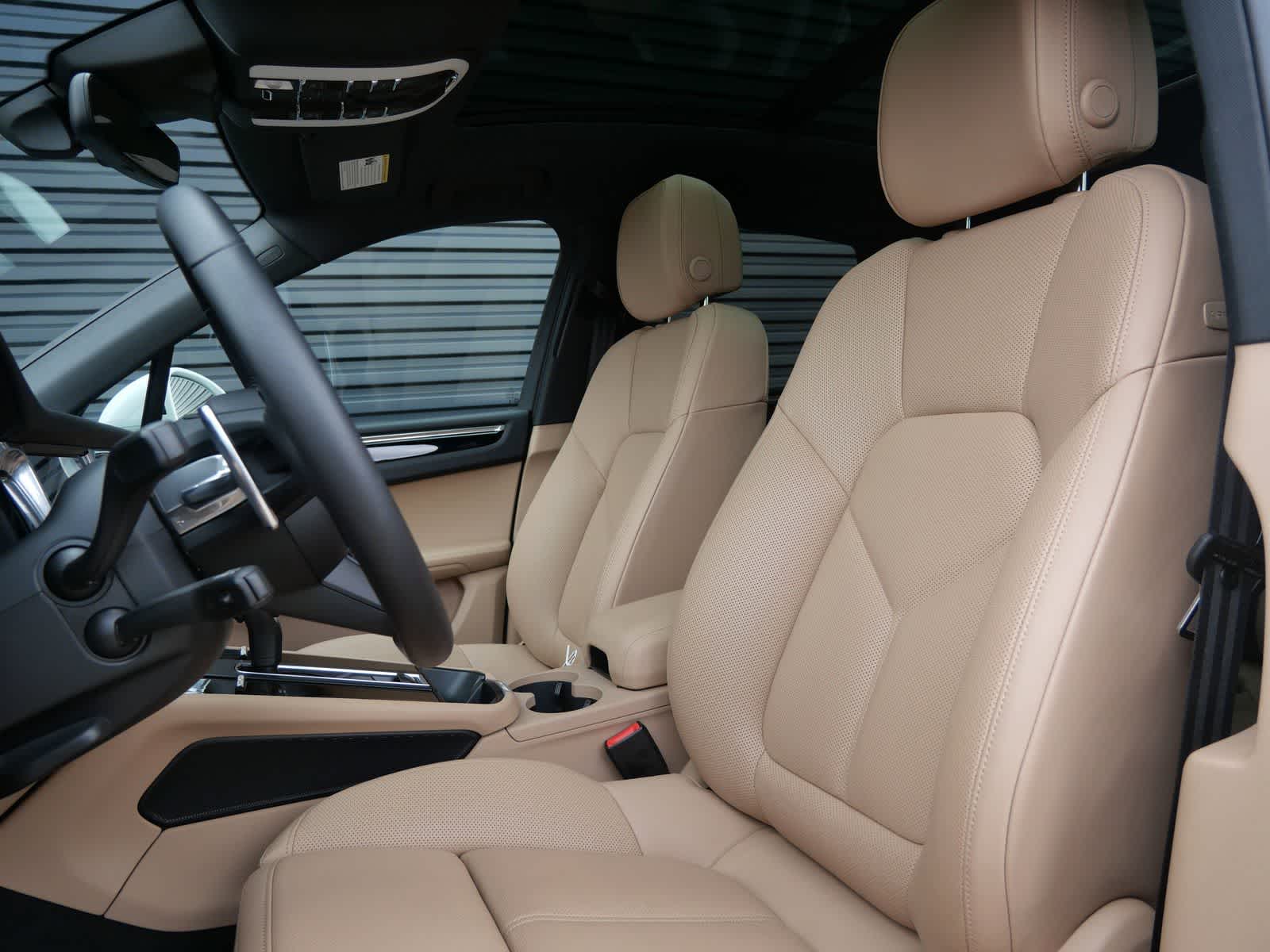 Thumbnail: 2026 Porsche Macan - 5