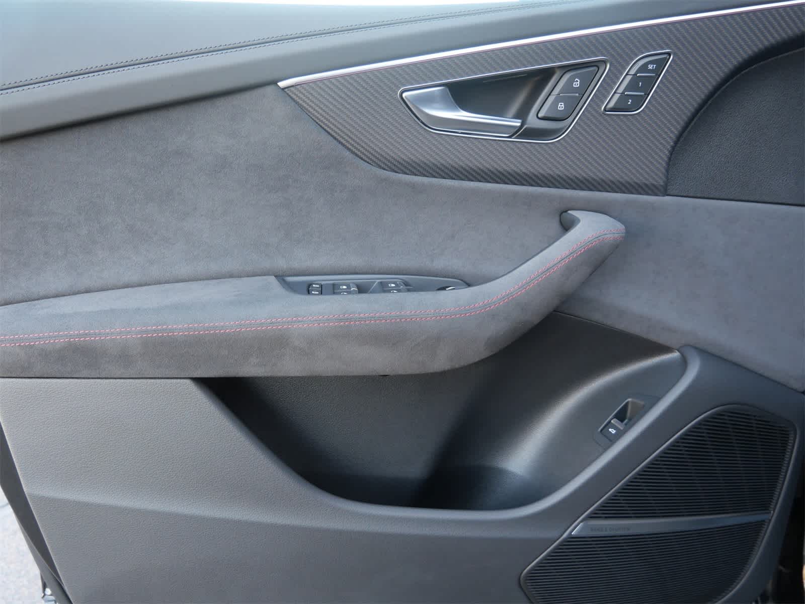 Thumbnail: 2025 Audi RS Q8 - 10