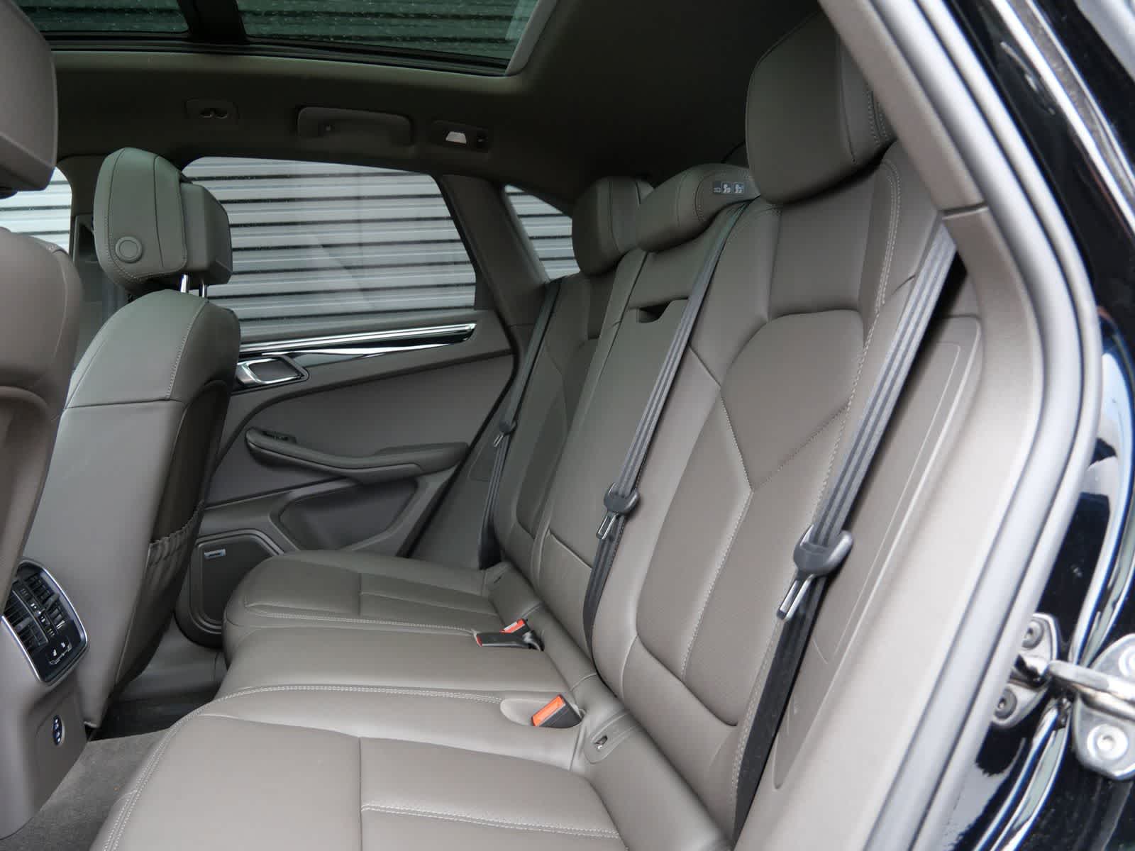 Thumbnail: 2025 Porsche Macan - 8