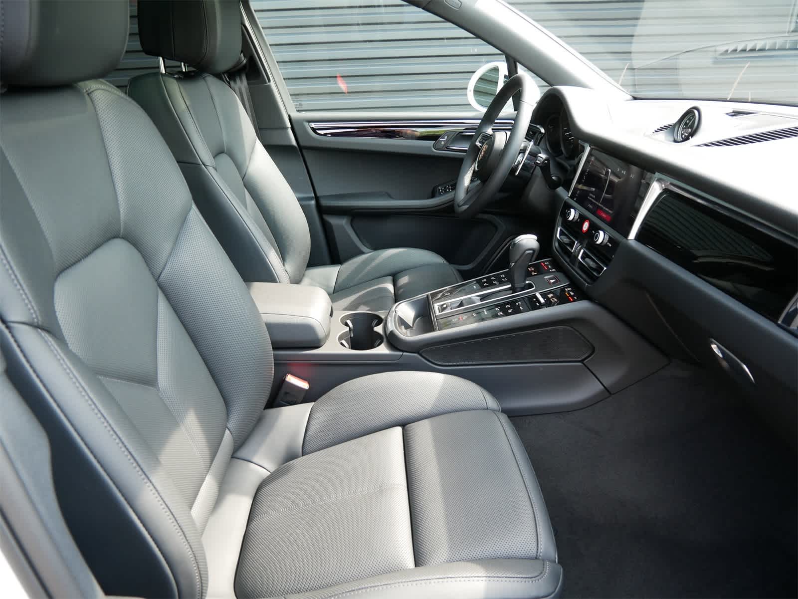 Thumbnail: 2025 Porsche Macan - 30