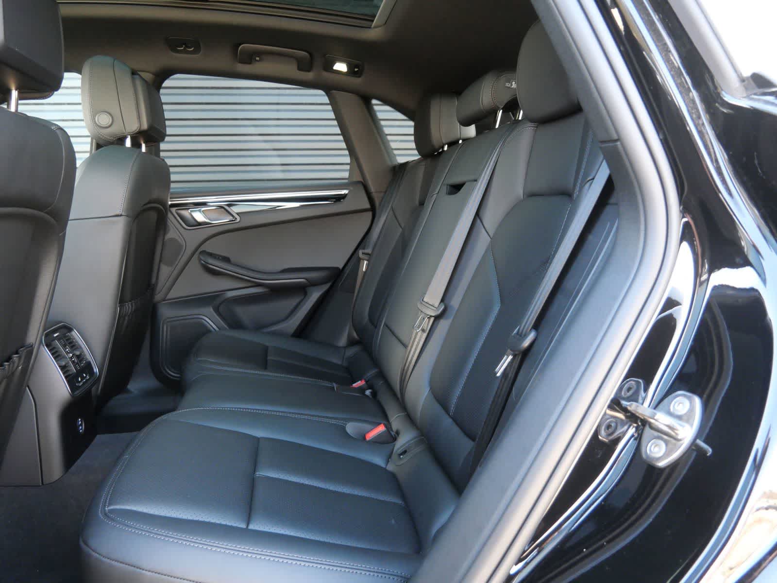 Thumbnail: 2025 Porsche Macan - 11