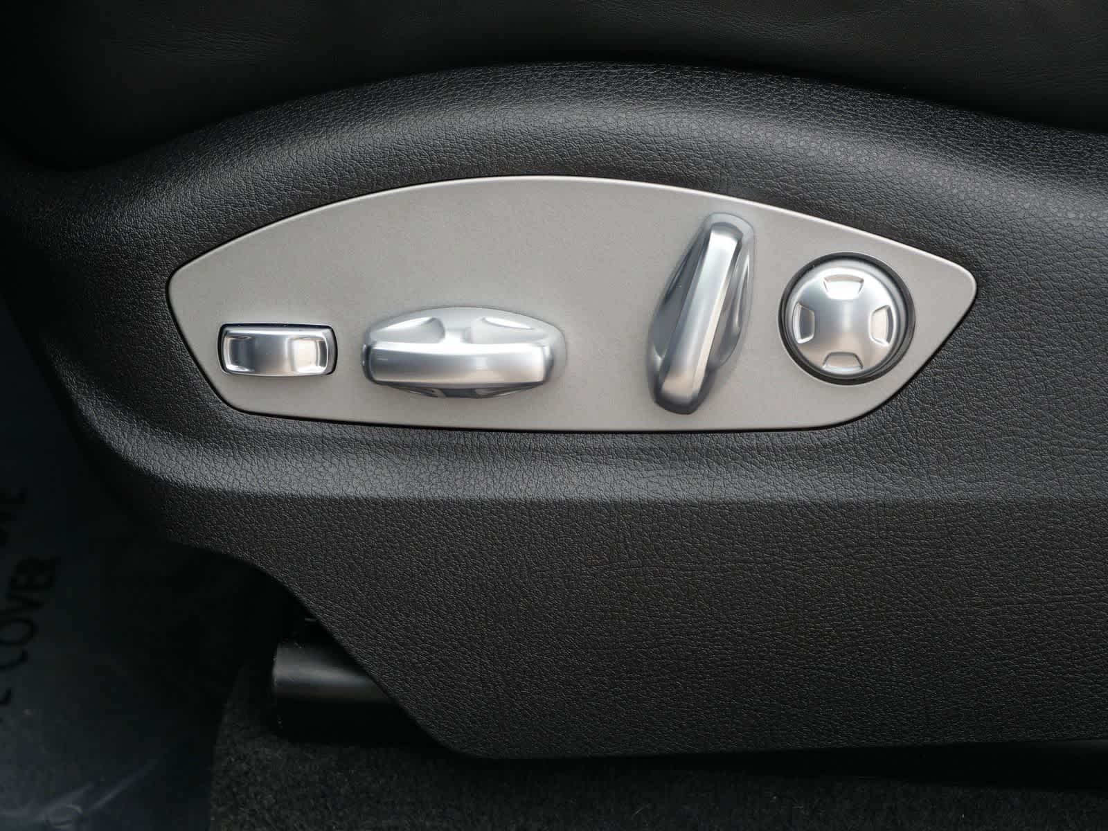 Thumbnail: 2026 Porsche Macan - 10