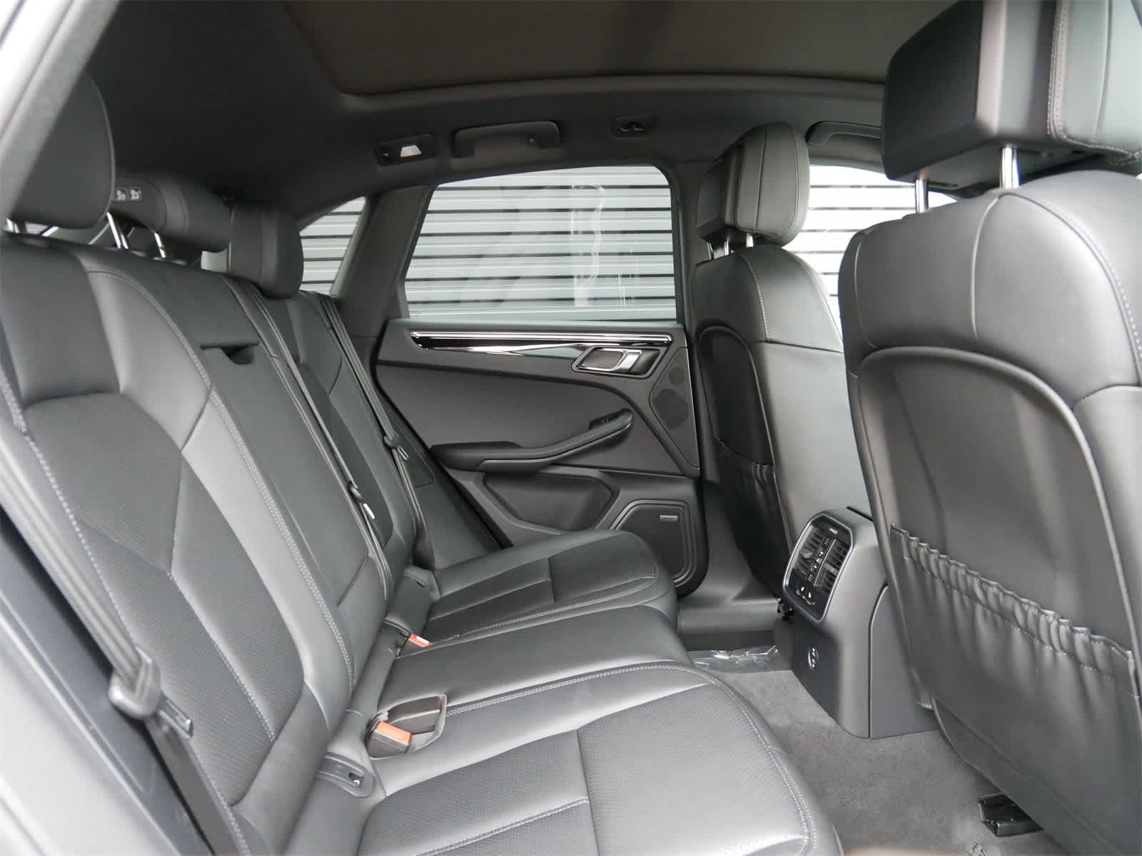 Thumbnail: 2025 Porsche Macan - 25