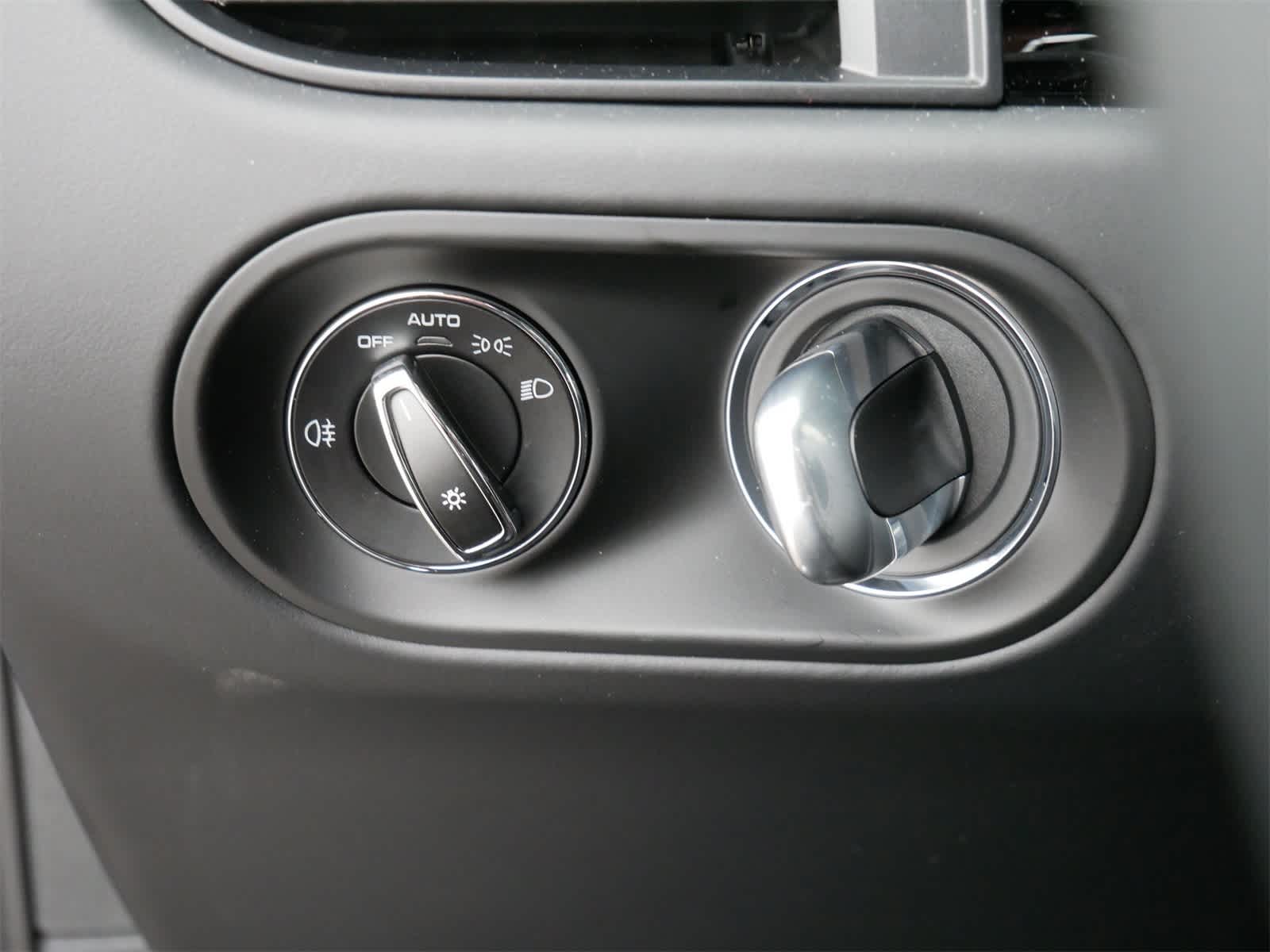 Thumbnail: 2025 Porsche Macan - 15