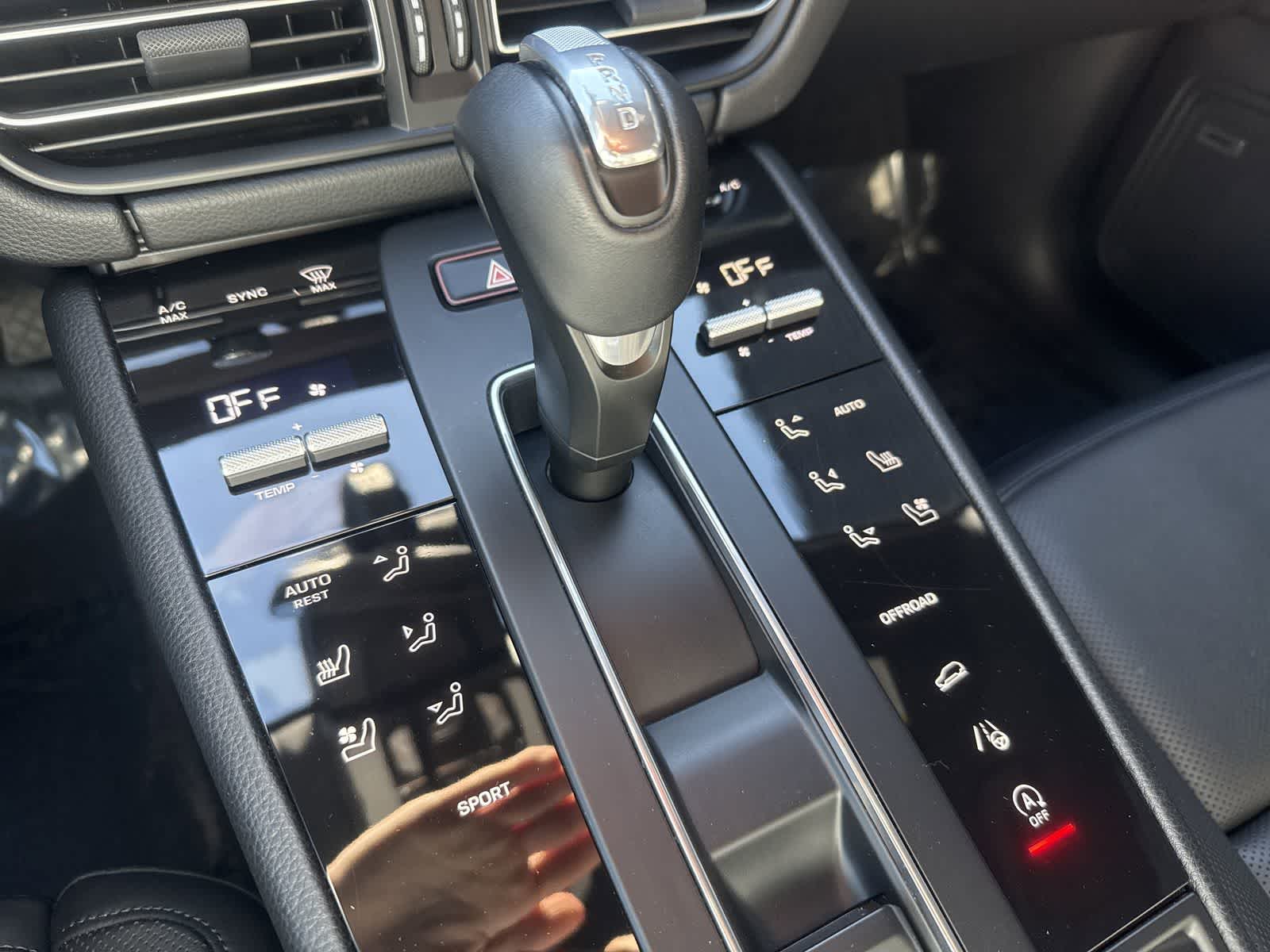 Thumbnail: 2022 Porsche Macan - 39