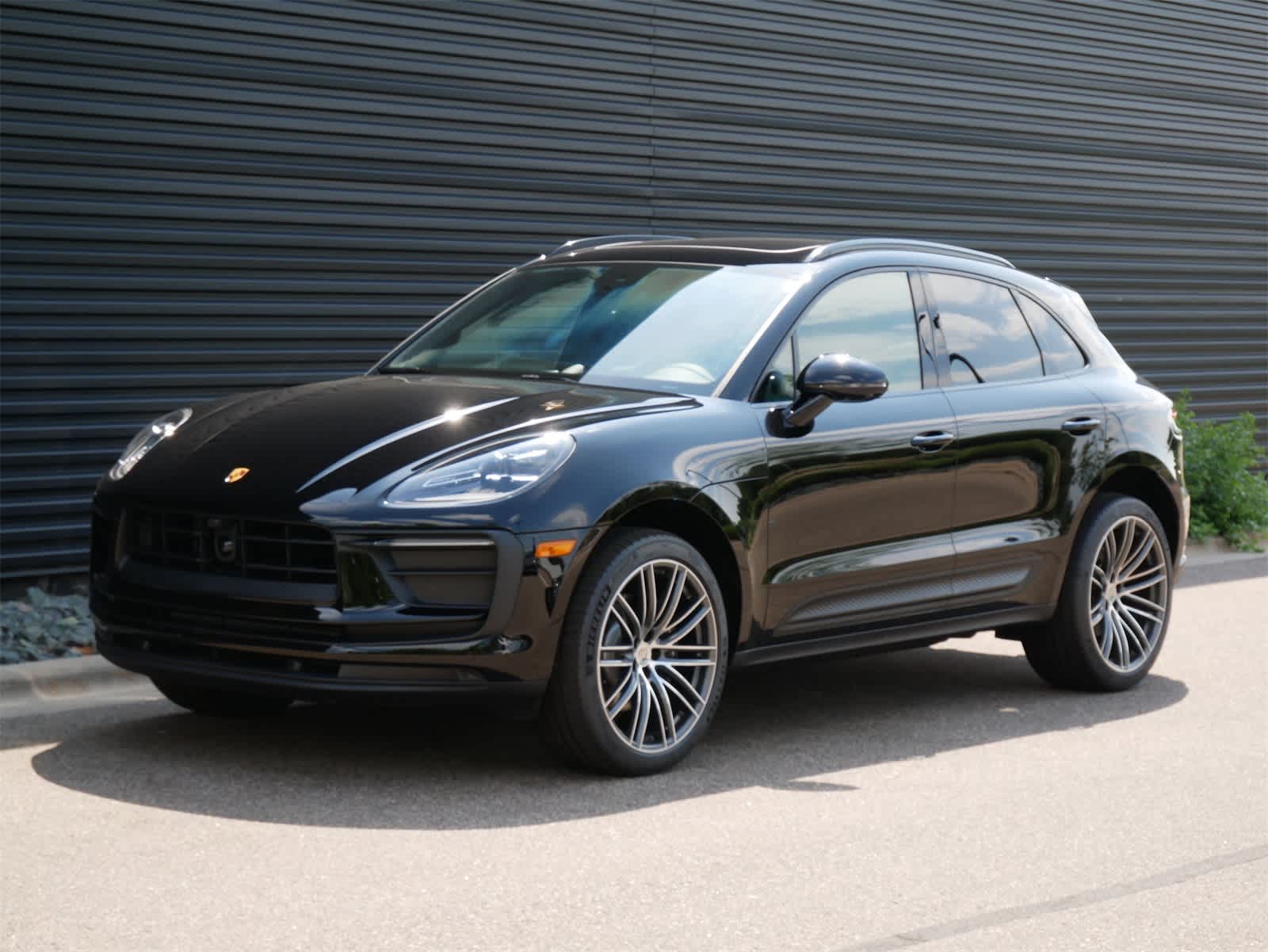 Thumbnail: 2025 Porsche Macan - 1