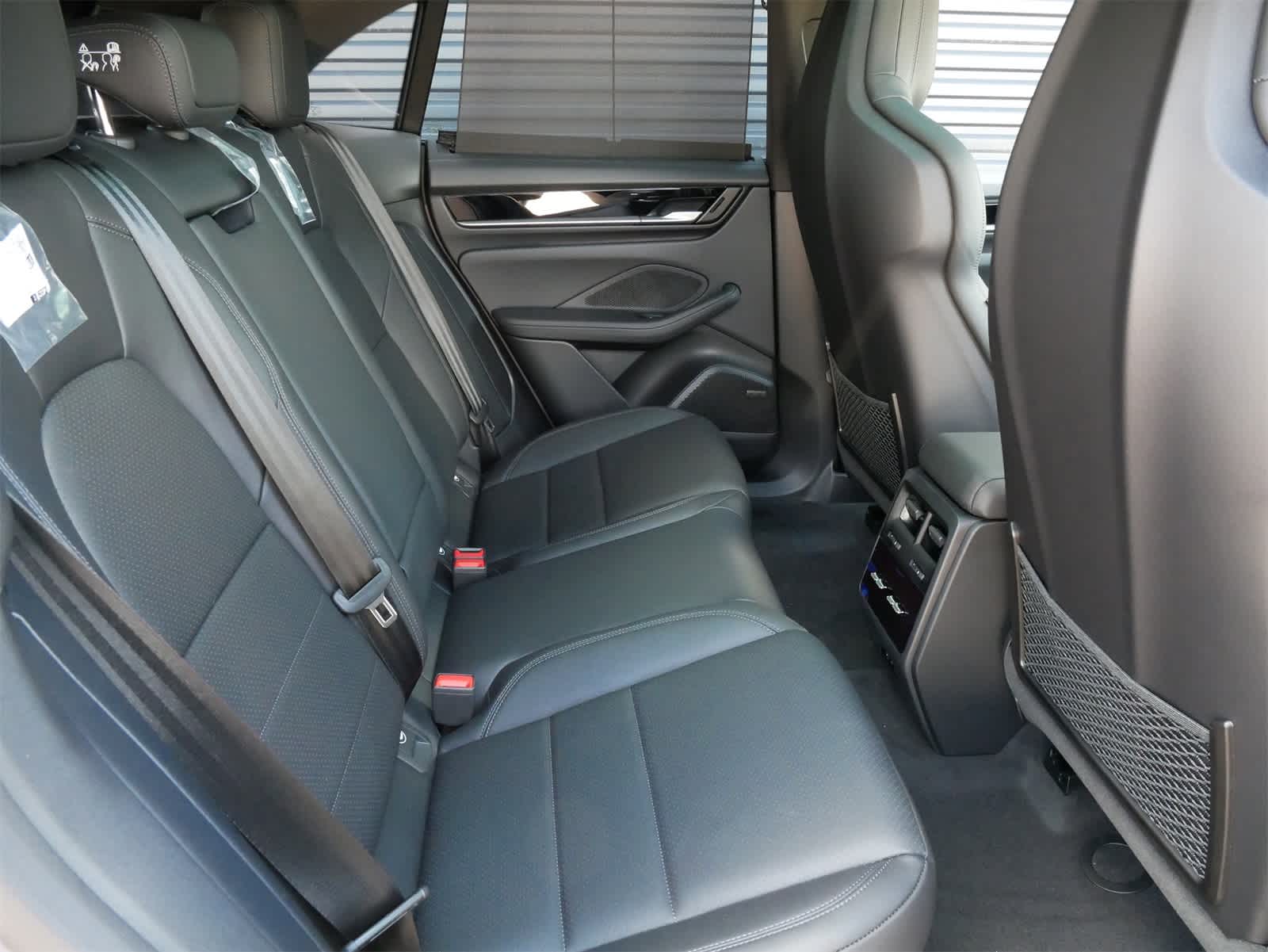 Thumbnail: 2025 Porsche Macan - 28