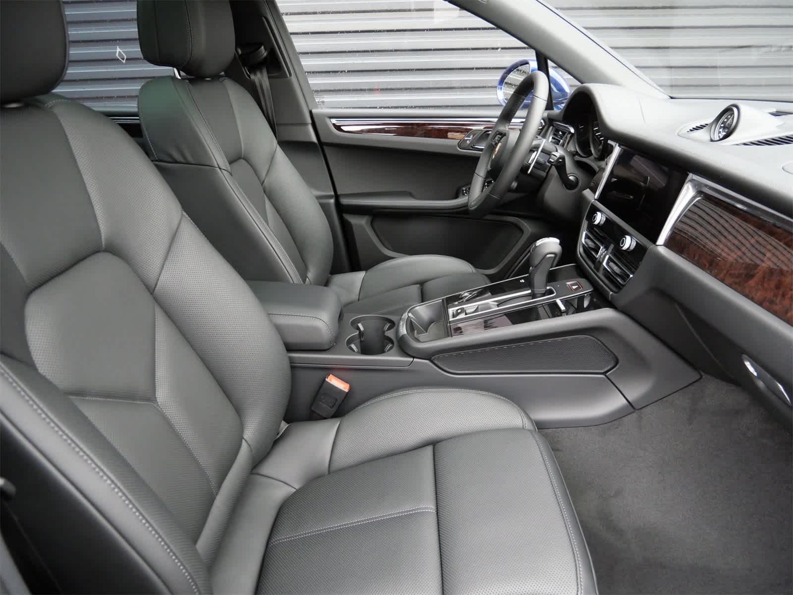 Thumbnail: 2026 Porsche Macan - 27