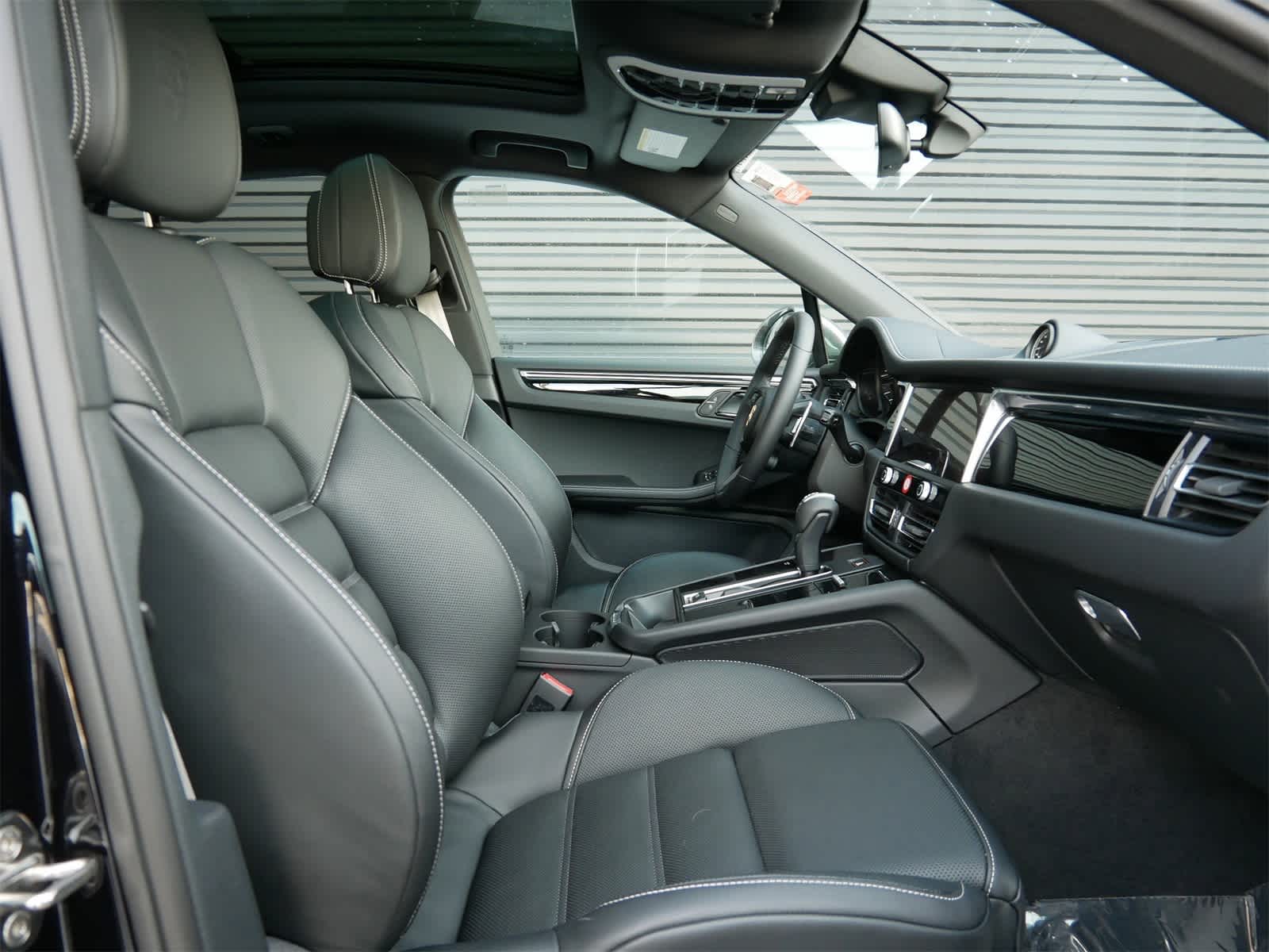 Thumbnail: 2025 Porsche Macan - 25