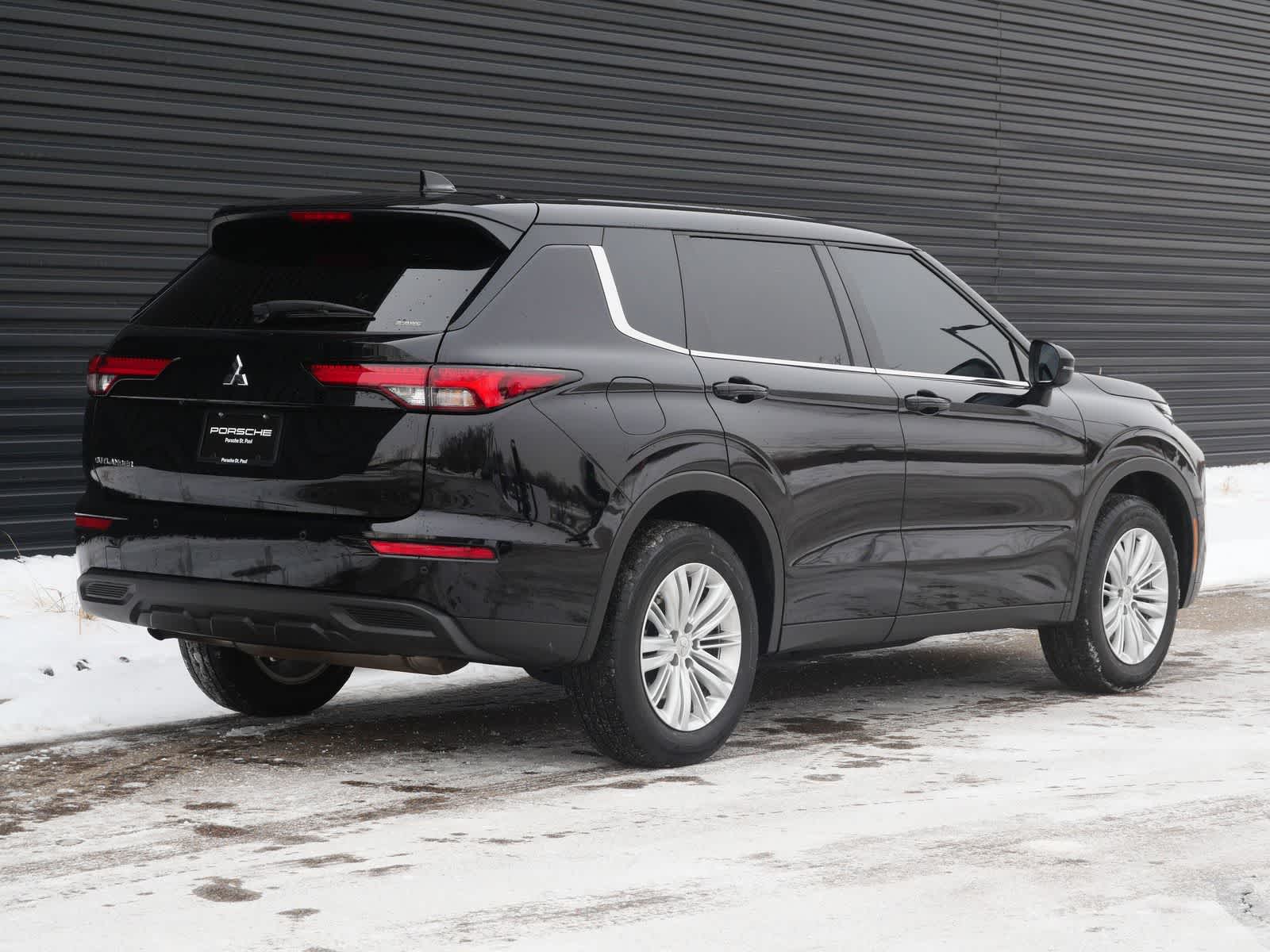 Thumbnail: 2024 Mitsubishi Outlander - 25