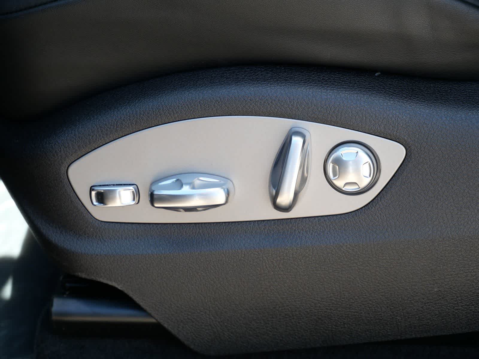 Thumbnail: 2026 Porsche Macan - 10