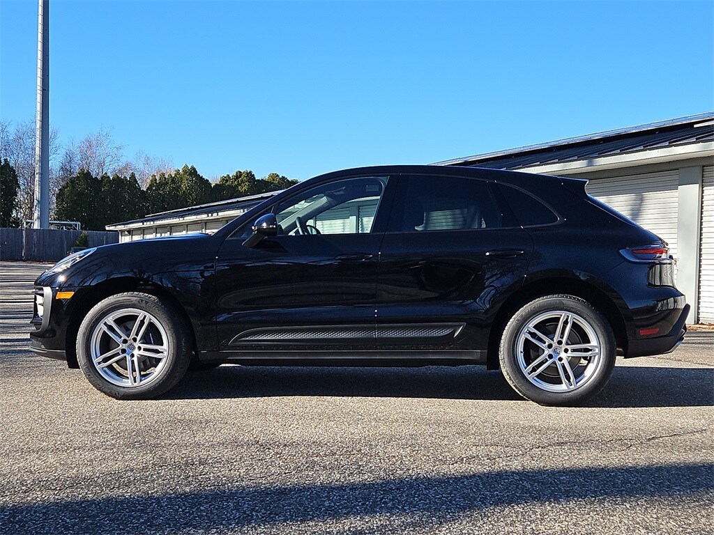 2026 Porsche Macan T photo 2