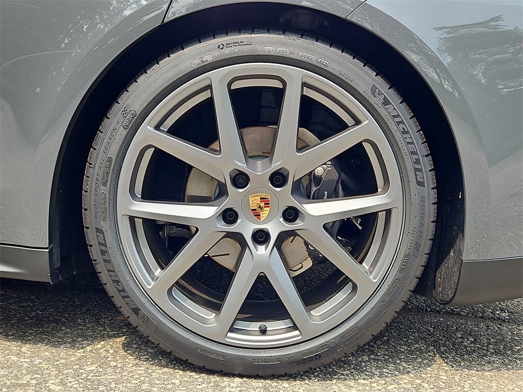2025 Porsche Panamera 4 photo 3