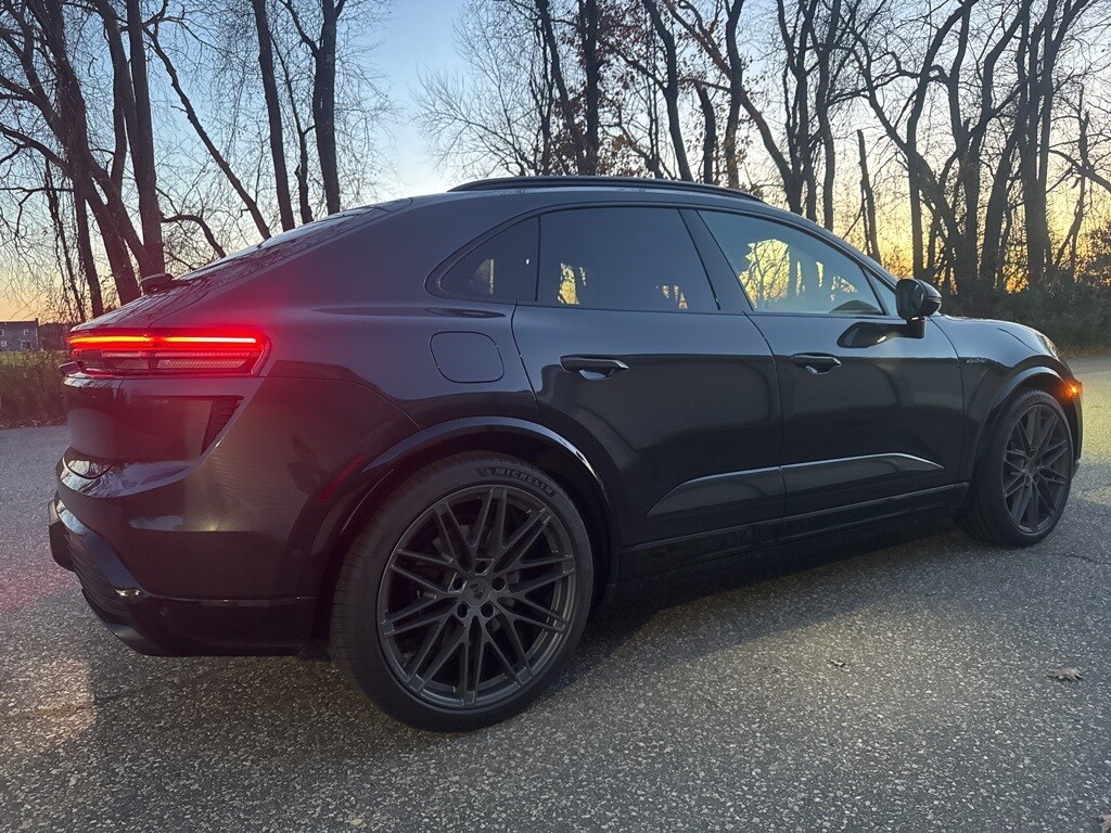 2025 Porsche Macan Electric Turbo photo 3