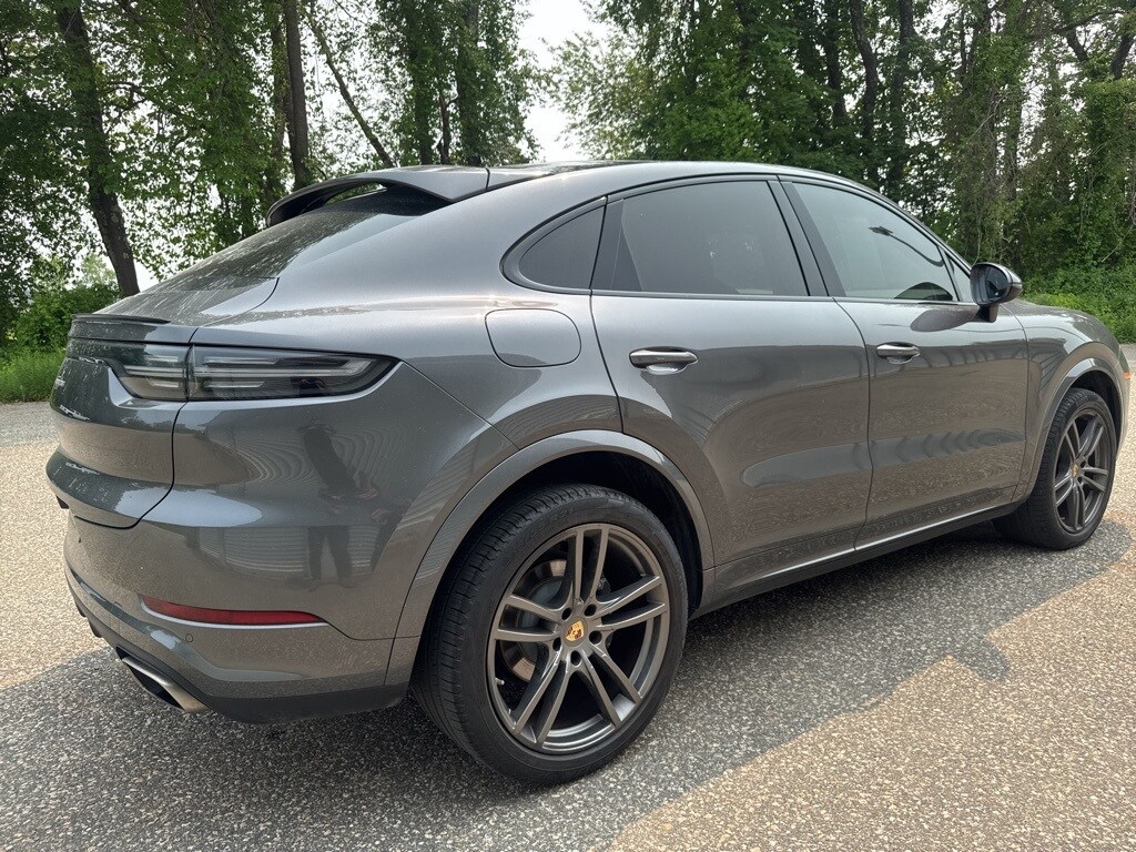 2022 Porsche Cayenne Coupe photo 2