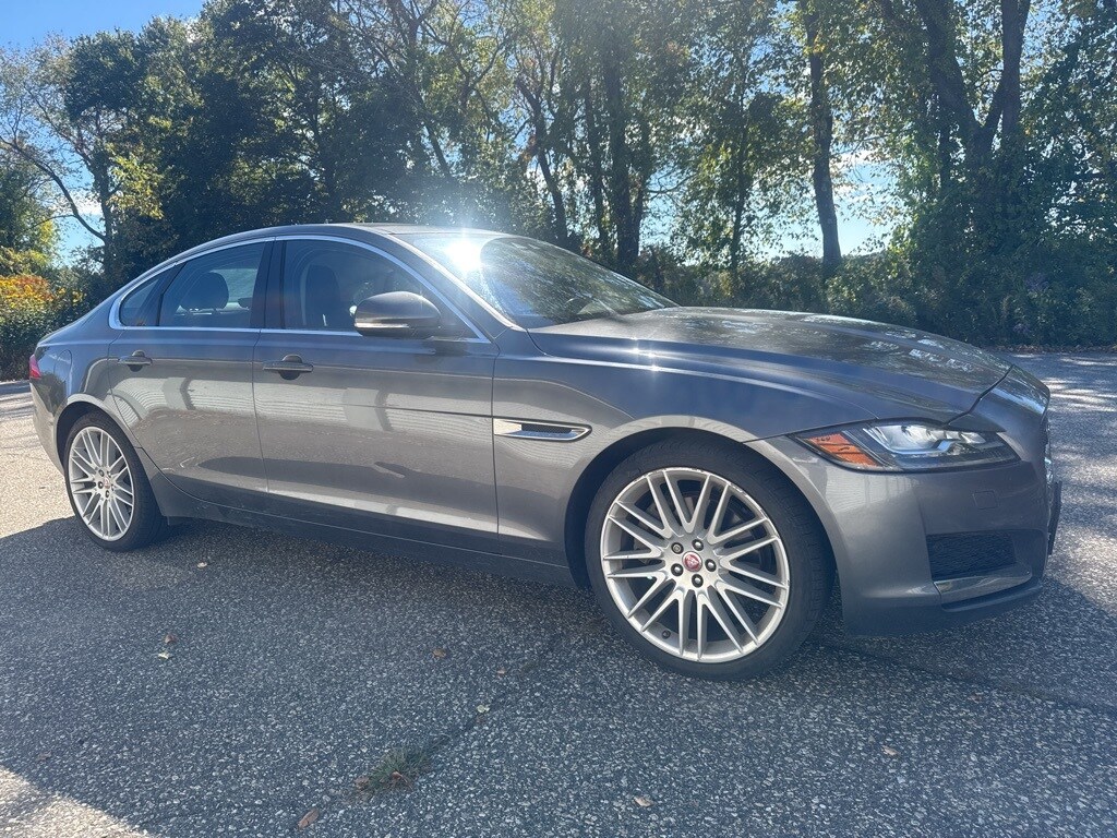 2017 Jaguar XF 35t Prestige photo 2