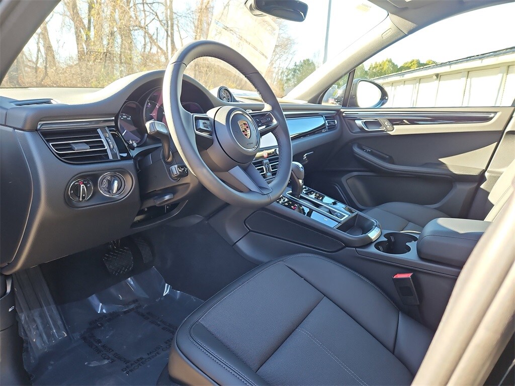 2026 Porsche Macan T photo 4