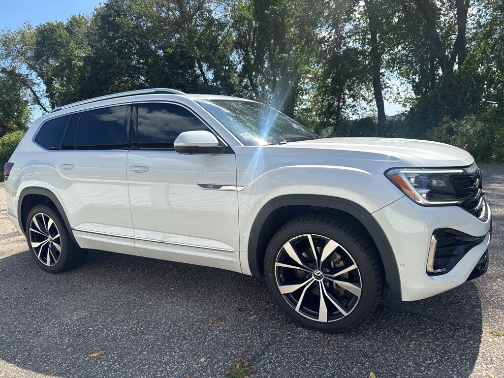 2024 Volkswagen Atlas SEL Premium R-Line photo 2