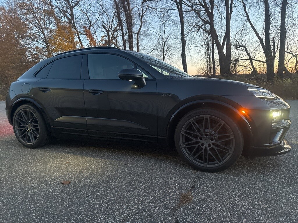 2025 Porsche Macan Electric Turbo photo 2