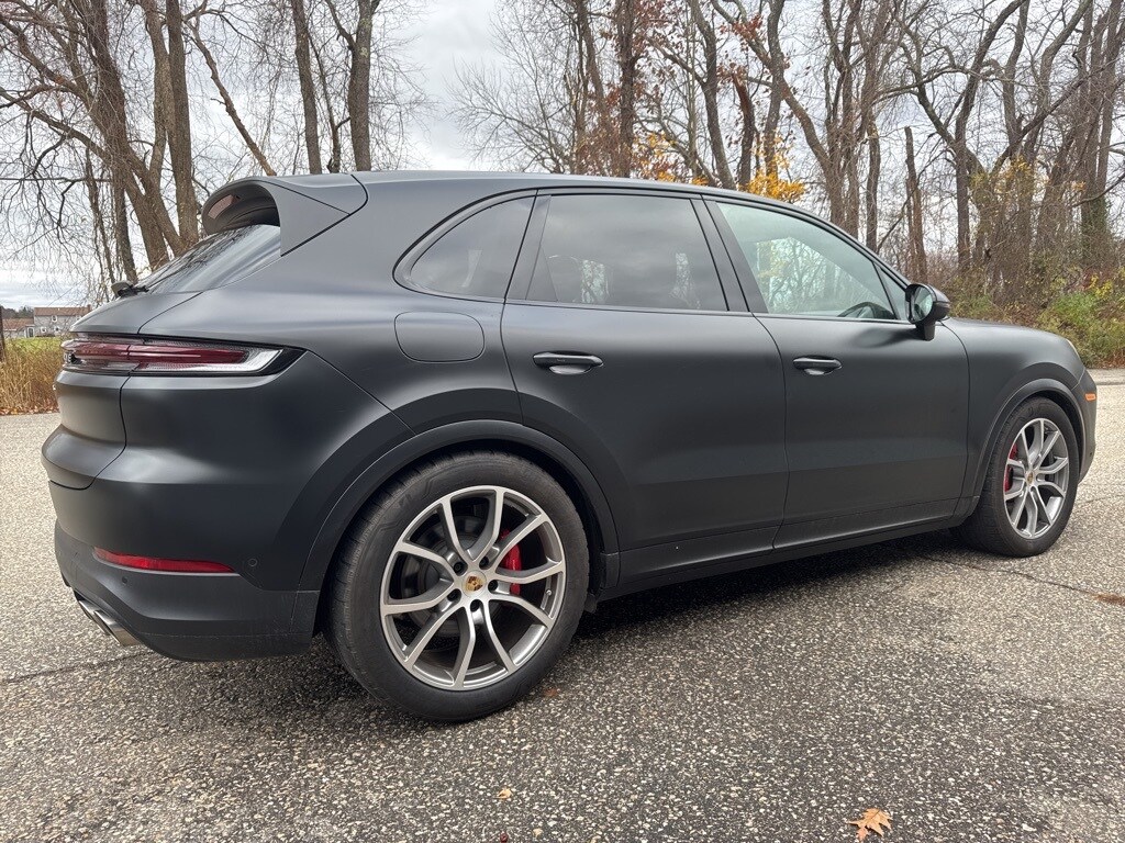 2024 Porsche Cayenne S photo 3