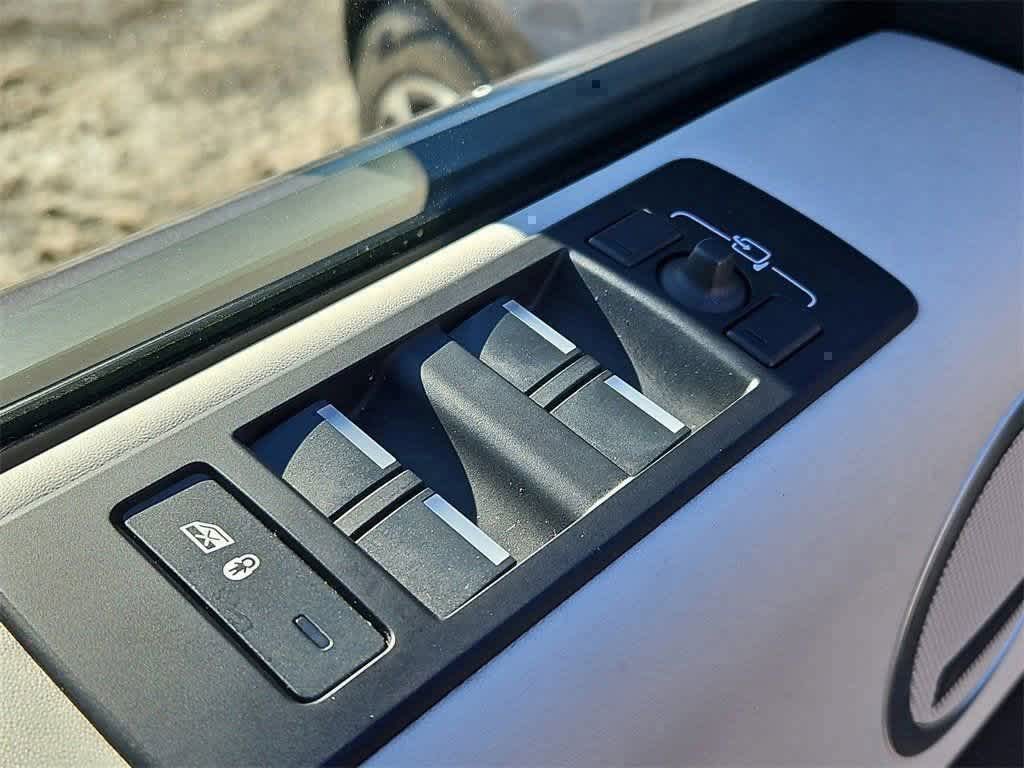 2024 Land Rover Discovery Metropolitan Edition - Photo 32