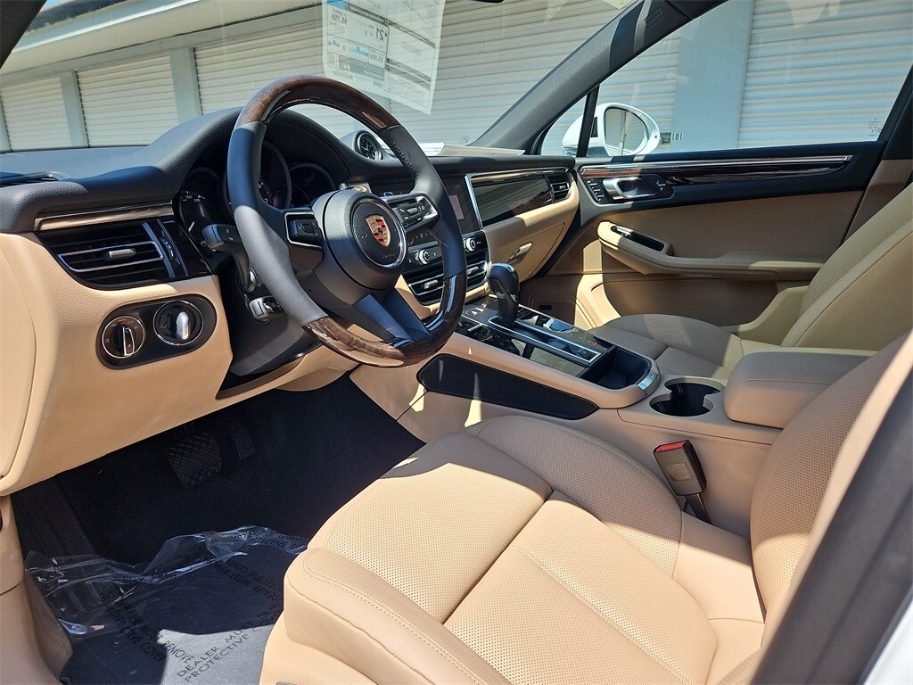 2025 Porsche Macan T photo 2
