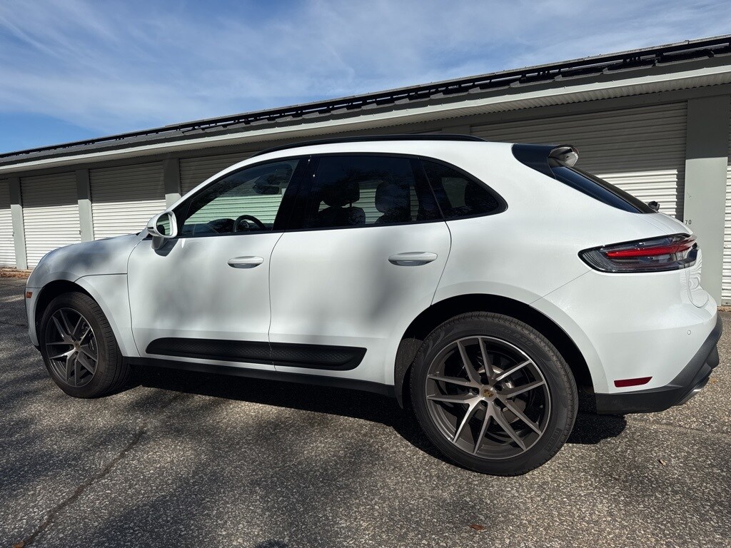2025 Porsche Macan T photo 3