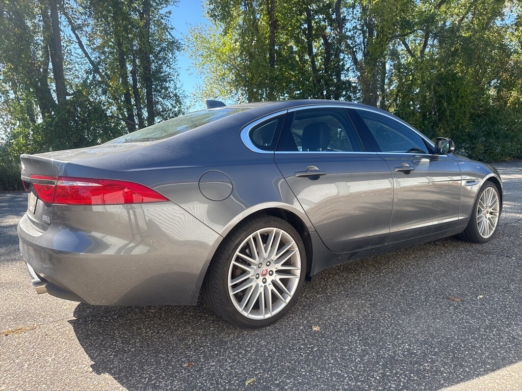 2017 Jaguar XF 35t Prestige photo 3